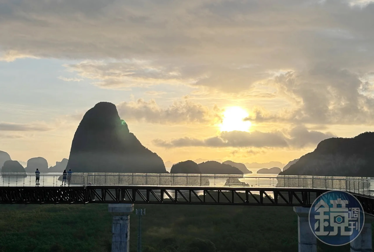 การถ่ายรูปที่ลับของขาวลาก 1: สะพานกระจกที่ยาวที่สุดในประเทศไทย มองเห็นวิวอ่าวพังงาจากที่สูง 180 เมตร ชมพระอาทิตย์ขึ้นท่ามกลางทะเลและภูเขา