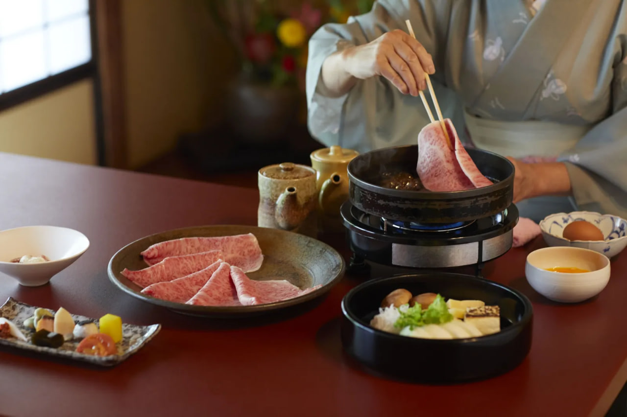 โตเกียวติดตาม (ตอนต้น) / สัมผัสรสชาติแบบเก่าที่นิฮงบาชิ! “Sukiyaki Kappo Hiyama” บริการระดับเชฟ โต๊ะข้าง ๆ กับวากิวสุดอลังการ