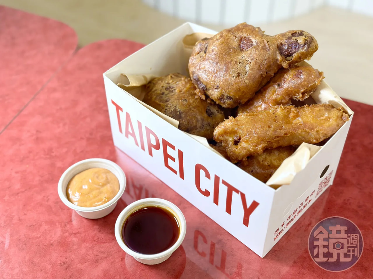 【รีวิวชิม】ขายวันละพันชุด! “Weekend Fried Chicken & Burger Club” ไก่ทอดสูตรใหม่ผสมสูตรลับหมูกรอบร้านเก่า จิ้มซอสหม้อไฟเผ็ดจัดเต็ม