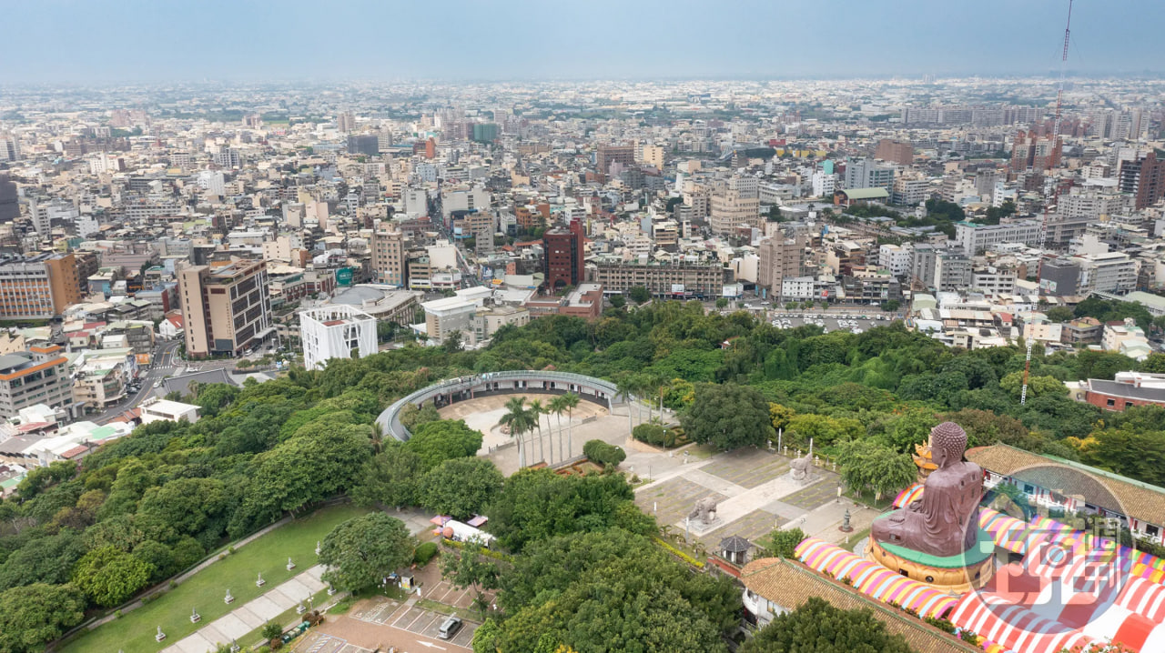 ท่องเที่ยวสินค้าท้องถิ่นจังหัว 4 อย่าเพียงแค่ไปไหว้พระใหญ่! แวะหมู่บ้าน Guashan ฟังเรื่องราว 8 ทิวทัศน์ ชิมซอสพริกทองคำ และพักในโรงแรมออกแบบดีไซน์ – เที่ยวเชิงลึกหนึ่งวัน