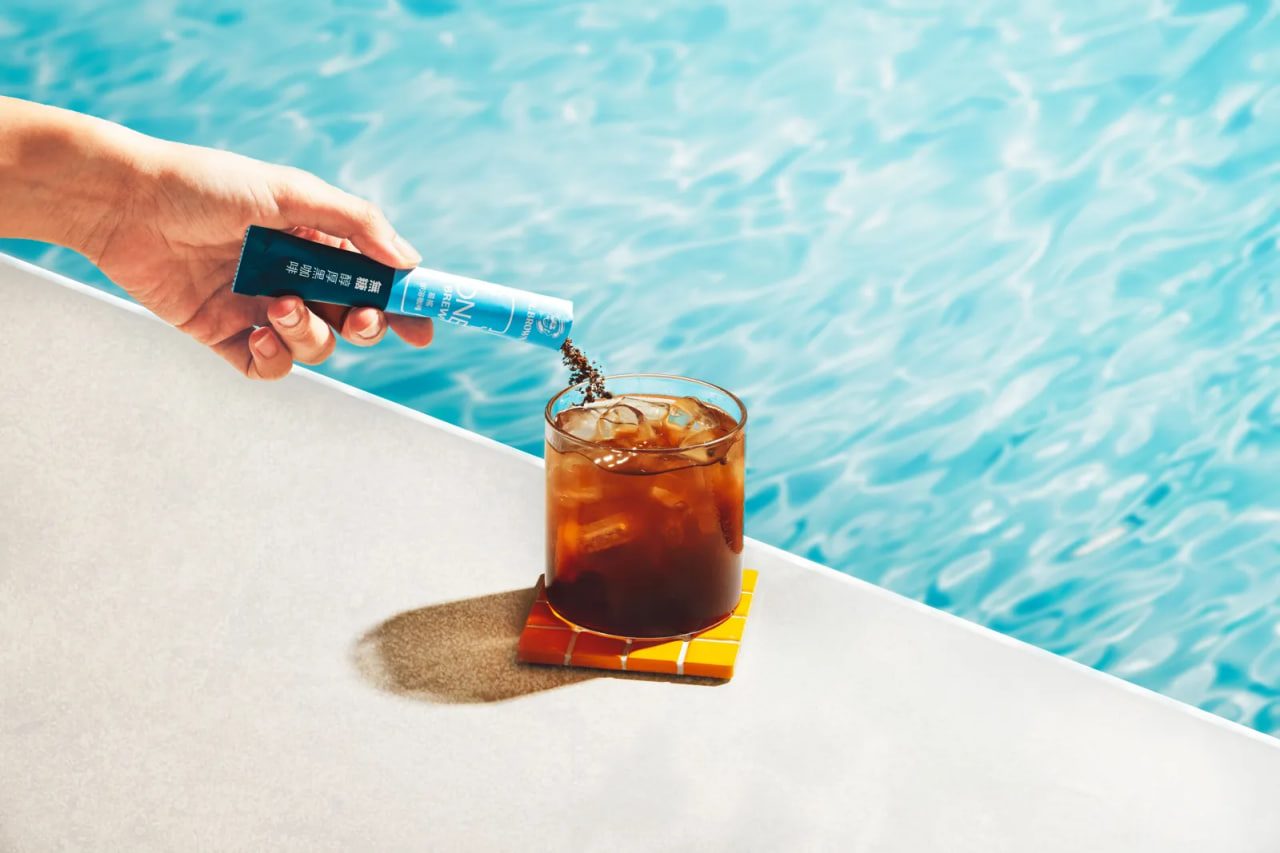 ทางเลือกใหม่ของกาแฟเย็นคลายร้อน! Mr. Brown เปิดตัว ‘ONE BREW’ กาแฟสำเร็จรูปแค่เขย่าก็พร้อมดื่ม พร้อมเชฟมิชลิน 3 ดาว การันตีรสชาติกาแฟดริปมือระดับมือโปรให้กับ ROASTA จาก Vitalon